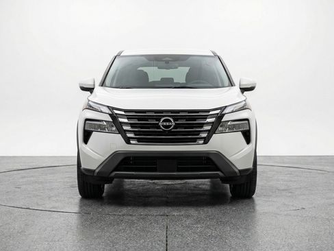 Used 2025 Nissan Rogue SV image 2