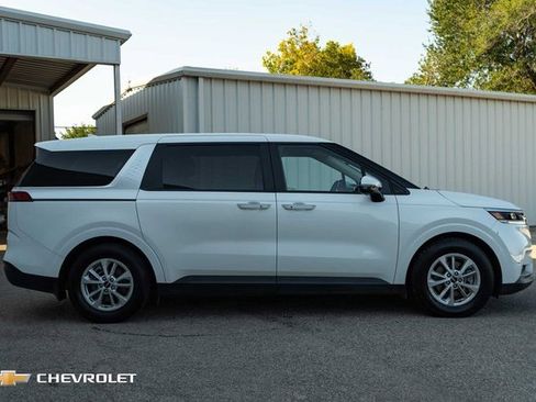 Used 2024 Kia Carnival LX image 4