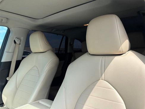 Used 2023 Toyota Highlander XLE image 11