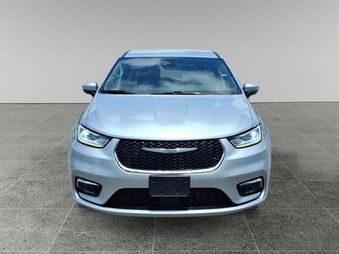 Used 2023 Chrysler Pacifica Touring-L FWD image 5