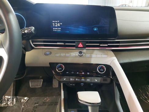Certified 2025 Hyundai Elantra Limited FWD image 21