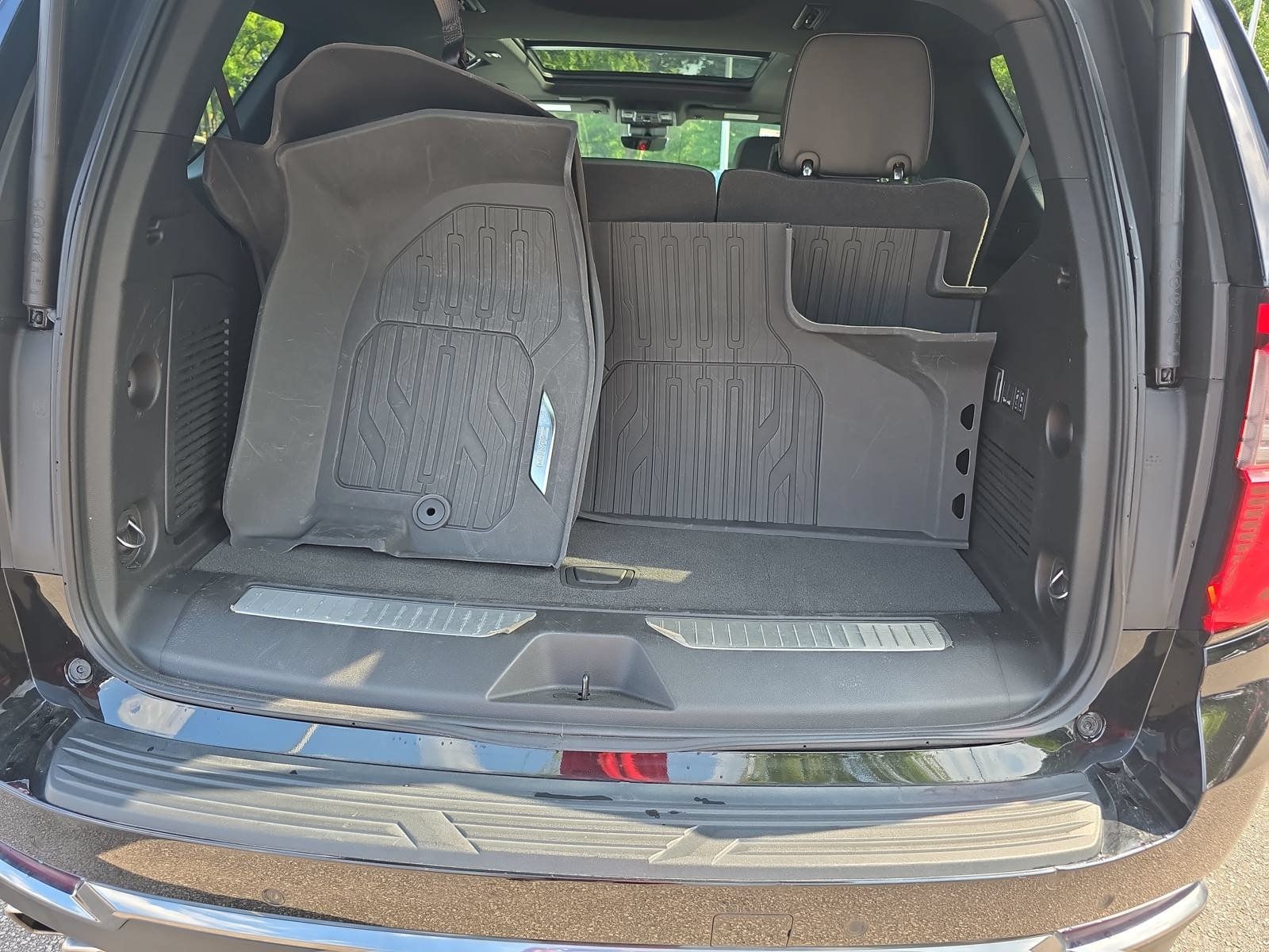 Used 2025 GMC Yukon AT4 w/ AT4 Premium Package AWD/4WD image 13