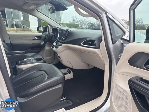 Used 2024 Chrysler Pacifica Touring-L FWD image 24