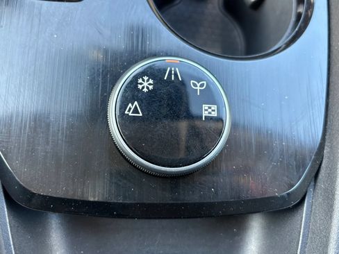 Used 2025 Nissan Rogue SV AWD/4WD image 15