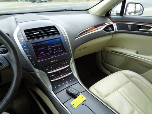 Used 2013 Lincoln MKZ image 24