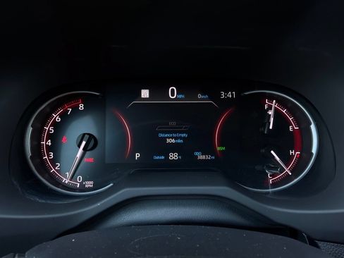 Used 2025 Toyota RAV4 XLE FWD image 37