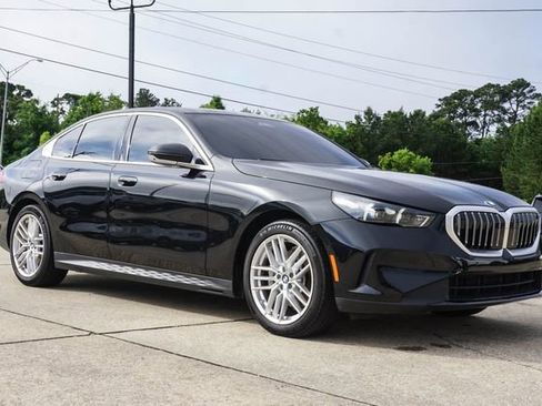 Used 2024 BMW 530i w/ Premium Package RWD image 2