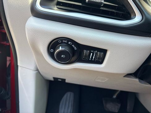 Used 2024 Chrysler Pacifica Touring-L FWD image 14