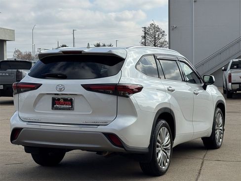 Used 2024 Toyota Highlander Platinum image 4