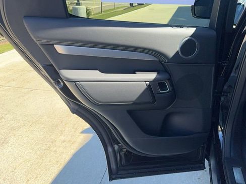 New 2024 Land Rover Discovery Dynamic SE image 18