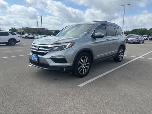 Used 2017 Honda Pilot Touring image 1