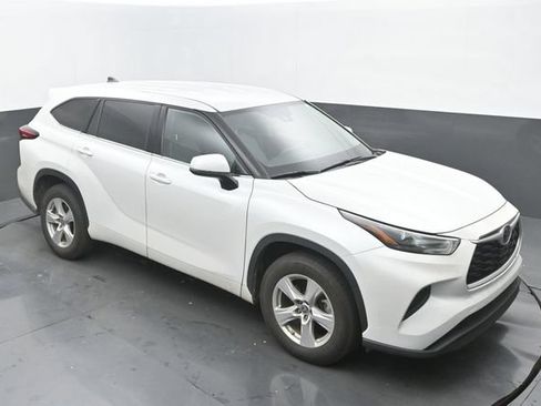 Used 2022 Toyota Highlander L FWD image 13