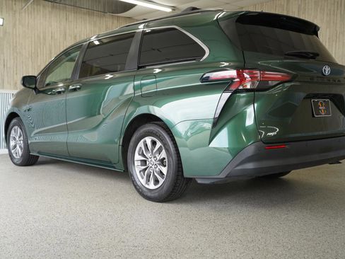 Used 2022 Toyota Sienna XLE w/ XLE Plus Package image 7