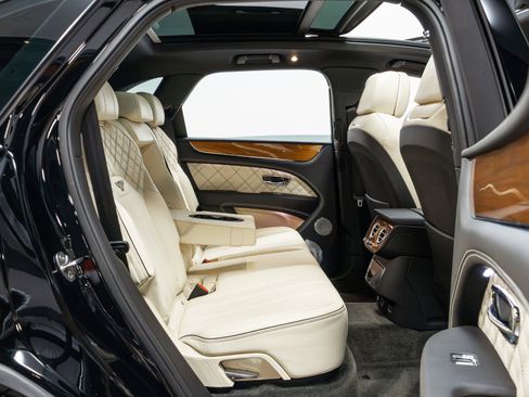 Used 2021 Bentley Bentayga w/ First Edition Specification AWD/4WD image 31