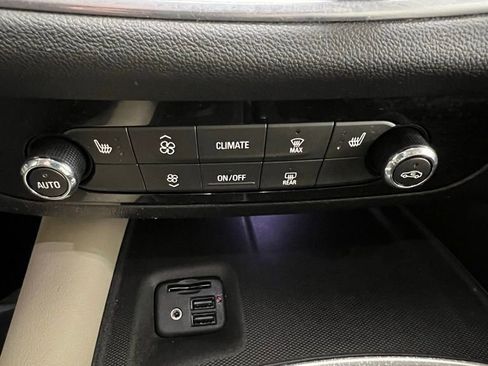 Used 2021 Buick Enclave Essence image 20