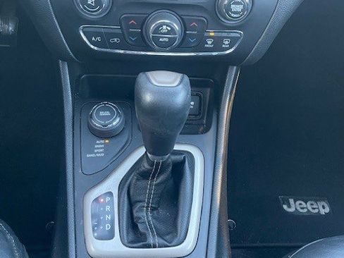 Used 2017 Jeep Cherokee Limited image 11