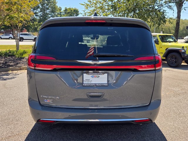 Used 2025 Chrysler Pacifica Select FWD image 5