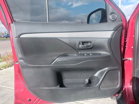 Used 2018 Mitsubishi Outlander SE AWD/4WD image 19