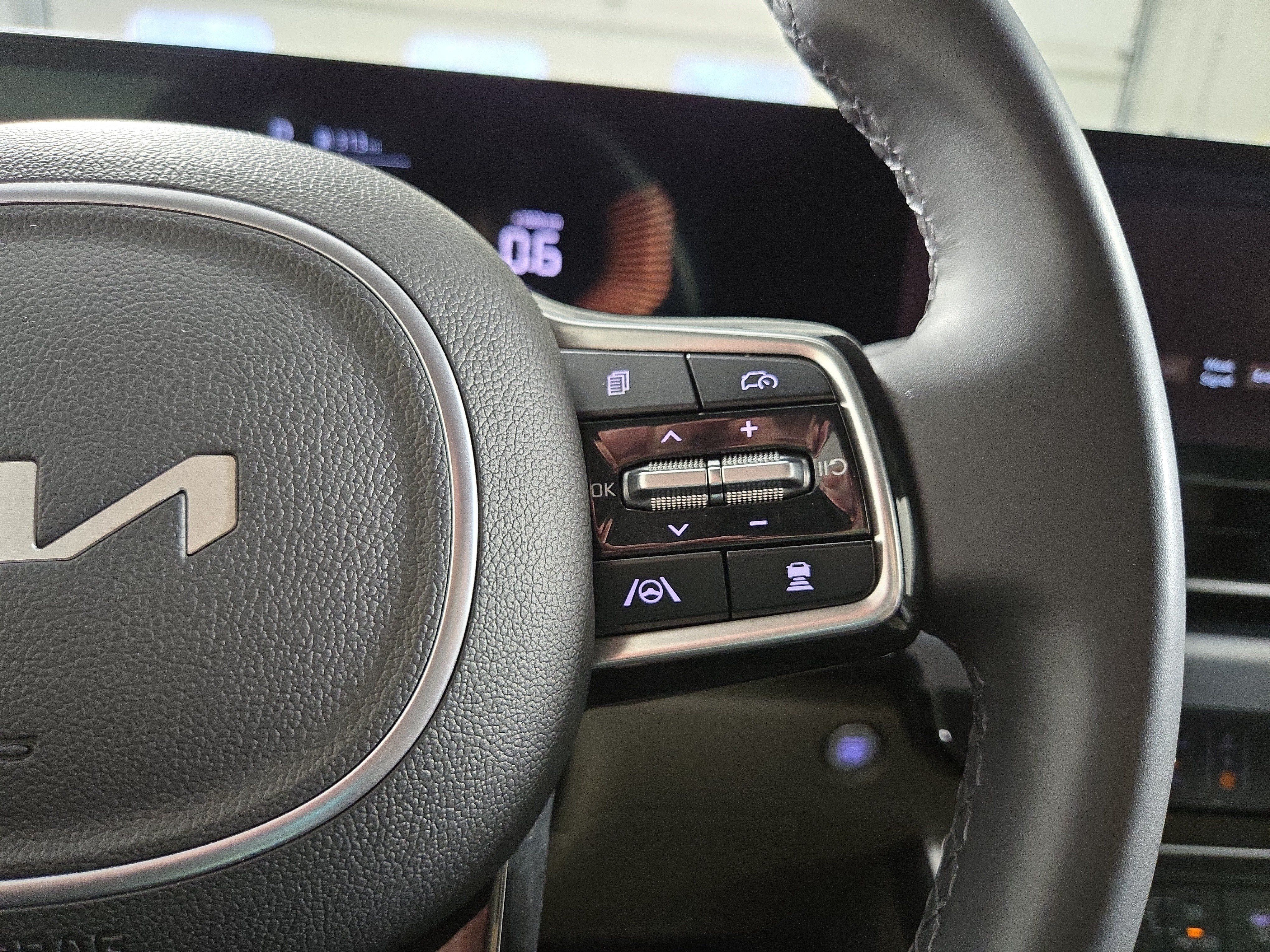 Used 2025 Kia Carnival FWD image 17