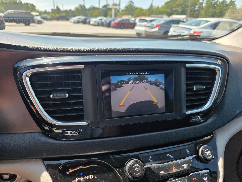Used 2018 Chrysler Pacifica LX w/ Tire & Wheel Group FWD image 16