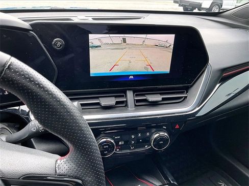 Used 2025 Chevrolet Trax RS w/ Sunroof Package image 24