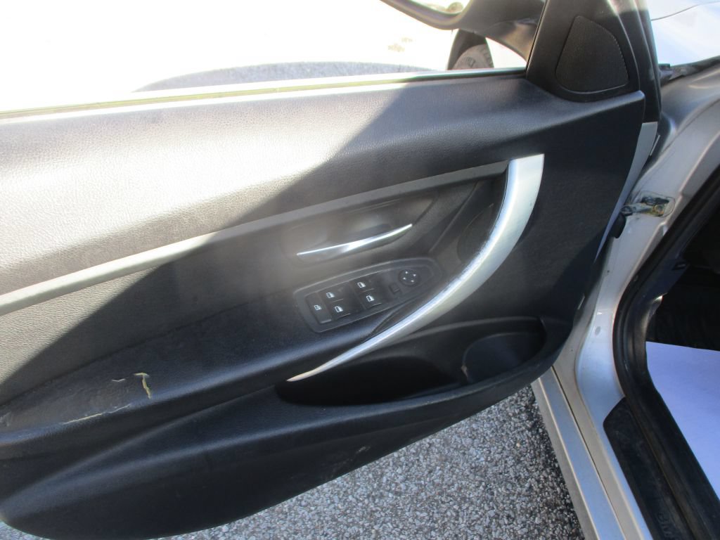 Used 2015 BMW 320i xDrive Sedan AWD/4WD image 7