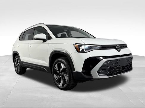 Used 2025 Volkswagen Taos SE AWD/4WD image 4