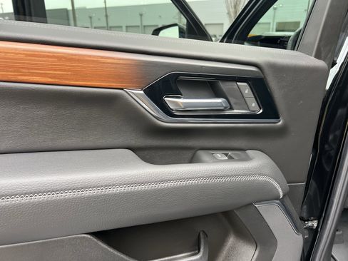 Used 2025 GMC Yukon Denali w/ Sun & Power Step Package image 31