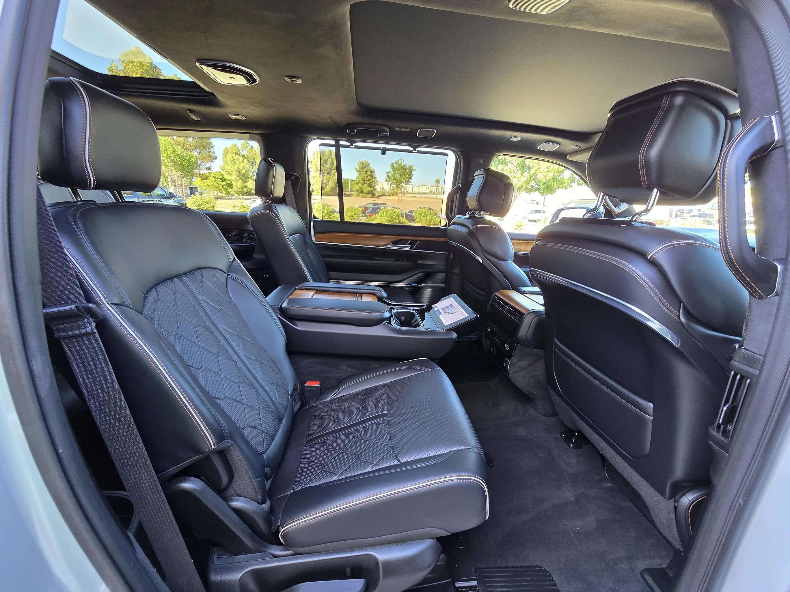 Used 2024 Jeep Grand Wagoneer L Series III AWD/4WD image 45