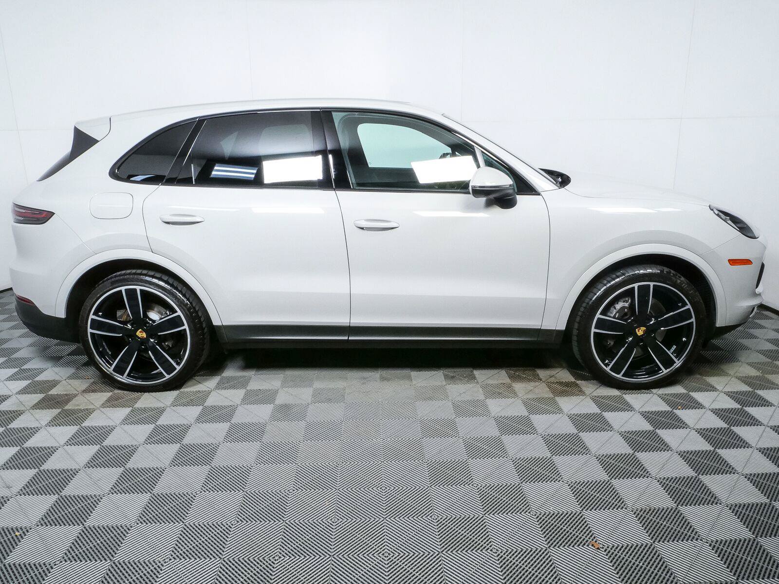 Certified 2023 Porsche Cayenne AWD/4WD image 29