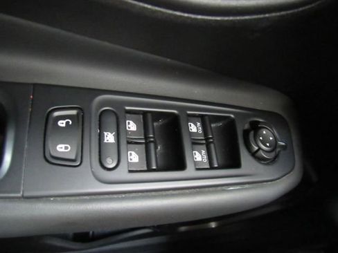 Used 2019 Jeep Renegade Limited image 35