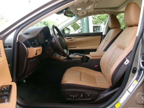 Used 2016 Lexus ES 350 w/ Luxury Package w/Wood Trim FWD image 10