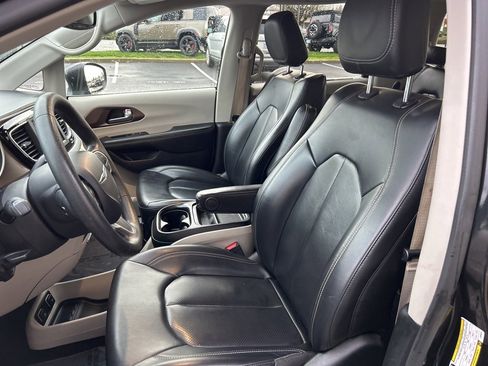 Used 2020 Chrysler Voyager Lxi image 9