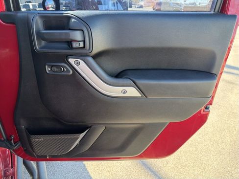 Used 2013 Jeep Wrangler Unlimited Sahara w/ Connectivity Group image 30