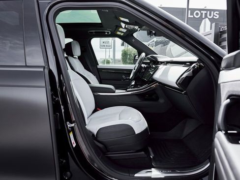 Used 2025 Land Rover Range Rover Sport Dynamic SE image 43