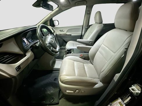Used 2020 Toyota Sienna XLE image 21