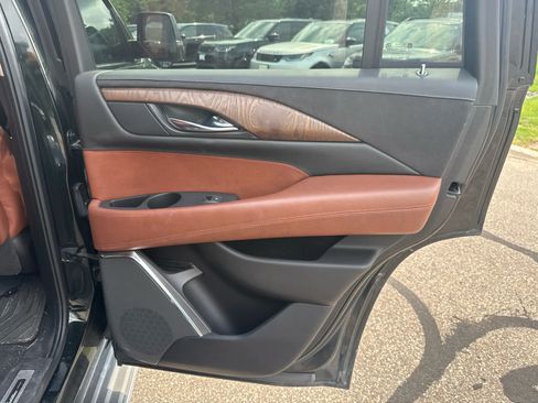 Used 2016 Cadillac Escalade Luxury AWD/4WD image 10