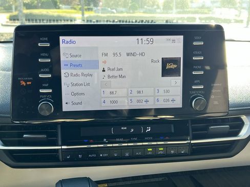 Used 2024 Toyota Sienna Limited image 16