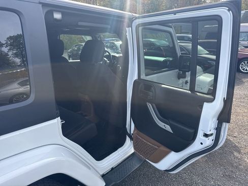 Used 2017 Jeep Wrangler Unlimited Sahara w/ Connectivity Group image 30