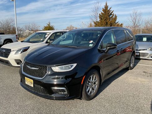 Used 2024 Chrysler Pacifica Touring-L image 4