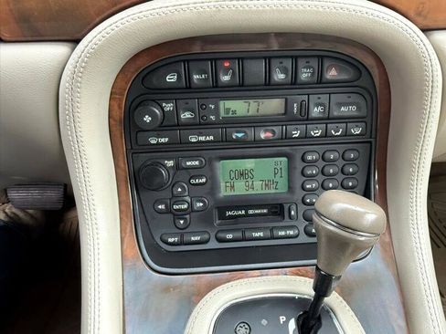 Used 2001 Jaguar XJ8 image 16
