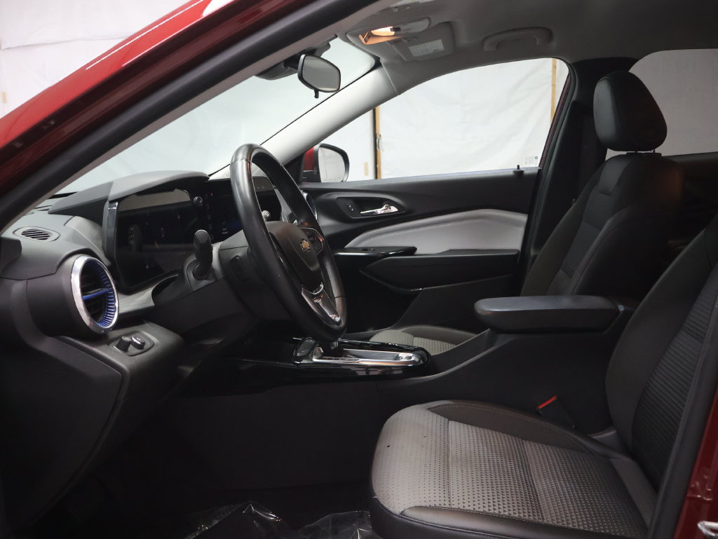 Used 2024 Chevrolet Trax LT w/ LT Convenience Package FWD image 13