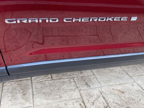 Used 2022 Jeep Grand Cherokee L Limited AWD/4WD image 8