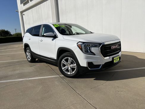 Used 2024 GMC Terrain SLE image 2
