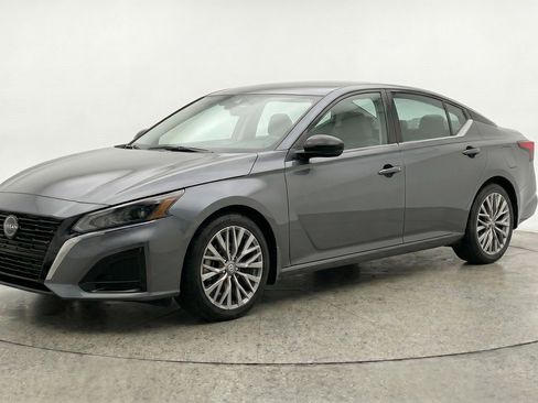 Used 2025 Nissan Altima 2.5 SV FWD image 3