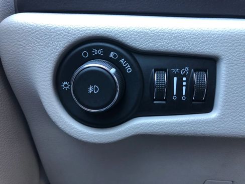 Used 2017 Chrysler Pacifica Touring-L image 11