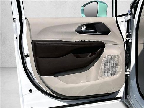 Used 2018 Chrysler Pacifica Touring-L Plus image 17