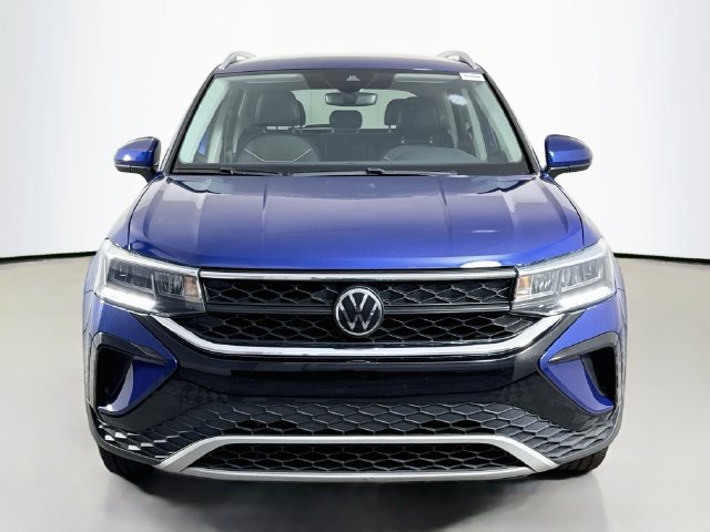 Used 2023 Volkswagen Taos SE FWD image 2