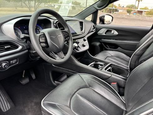 Used 2025 Chrysler Pacifica Limited FWD image 21