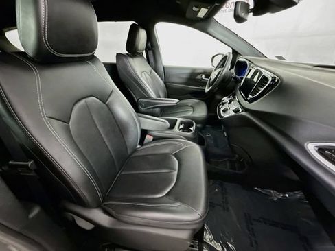 Used 2025 Chrysler Pacifica Select FWD image 28